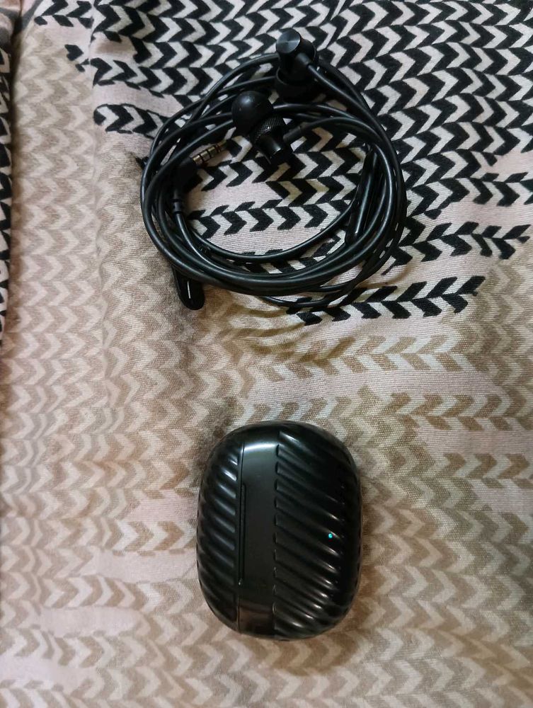 Wireless Earbuds with wired earphone