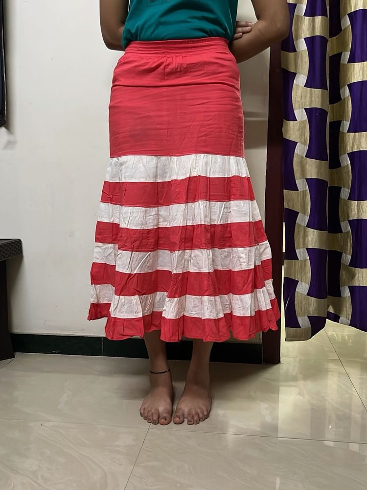 3/4 skirt of red and white colour.