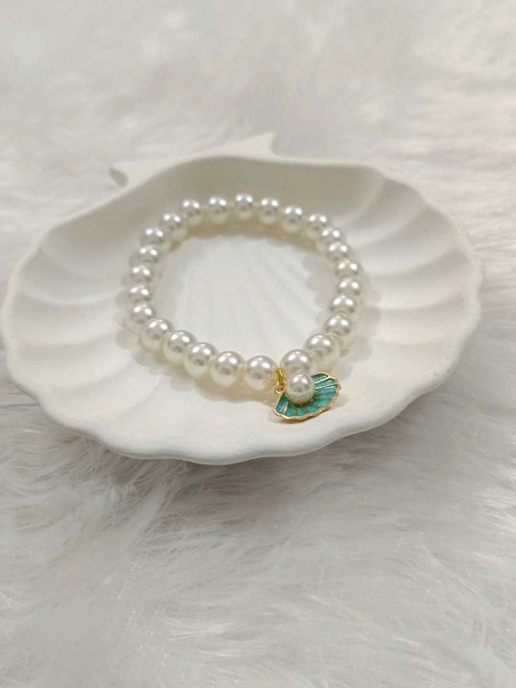 Elegant Pearl Bracelet with Shell Charm