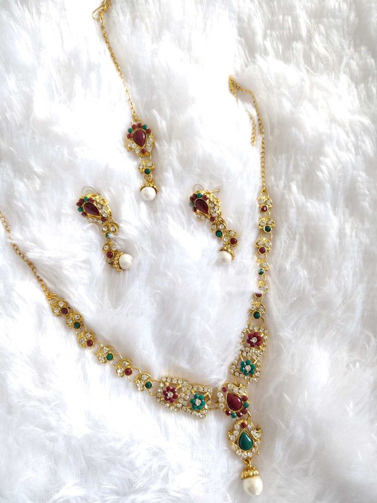 Exquisite Kundan &amp; Pearl Necklace Set