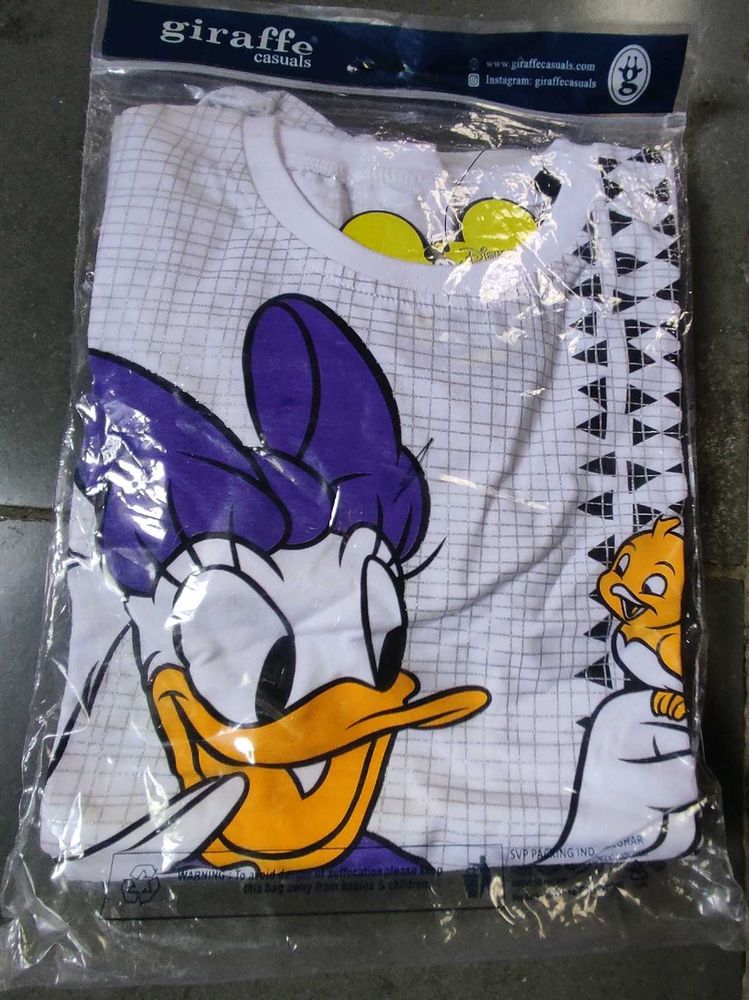 Giraffe Casuals Tee - Daisy Duck