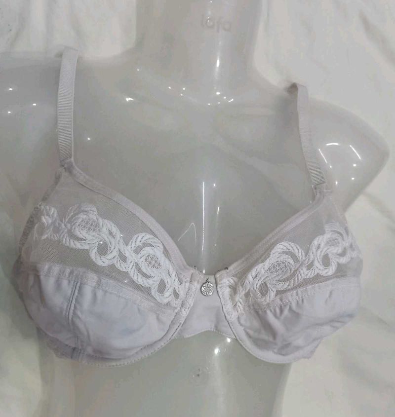 🪔 Elegant White Lace Trim Bra