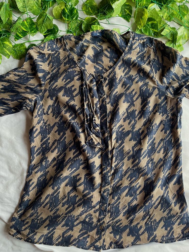 GAP Women’s Navy and Tan Shirt