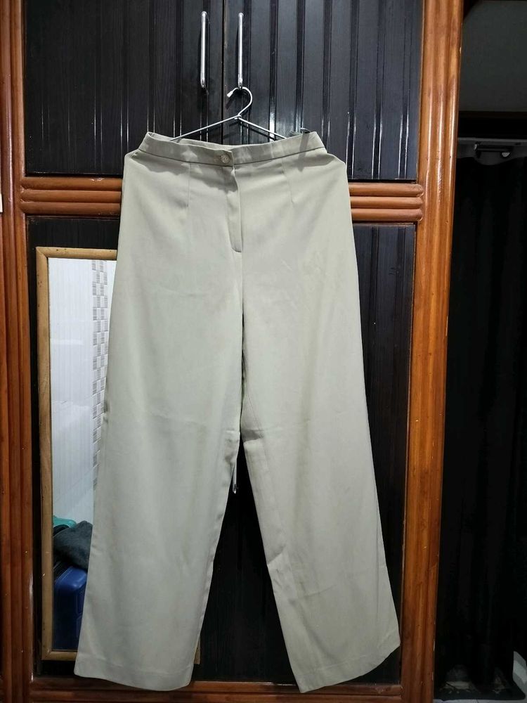 Stylish Wide-Leg Neutral Trousers