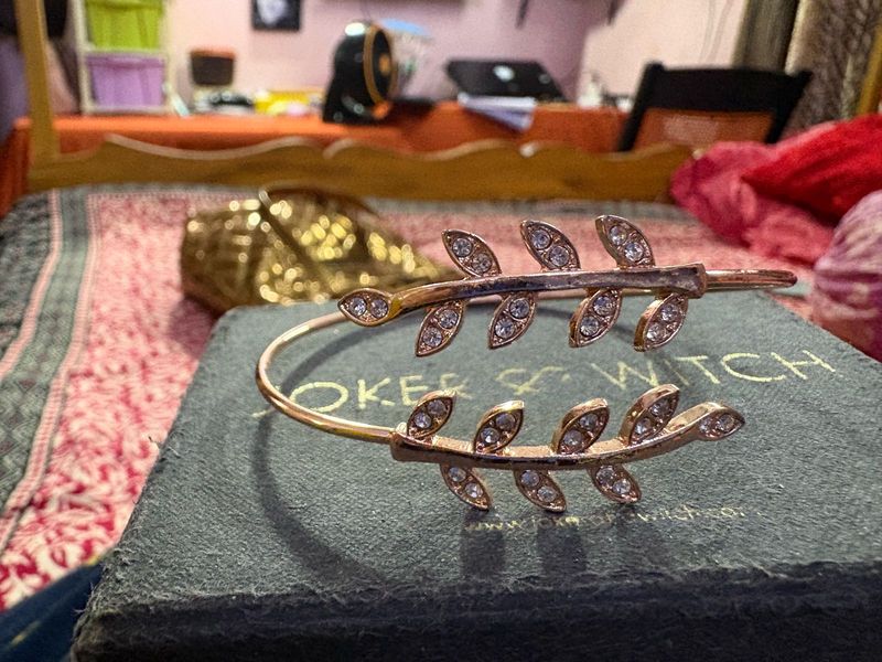 Sparkling Leaf Design Charm Bracelet | Adjustable