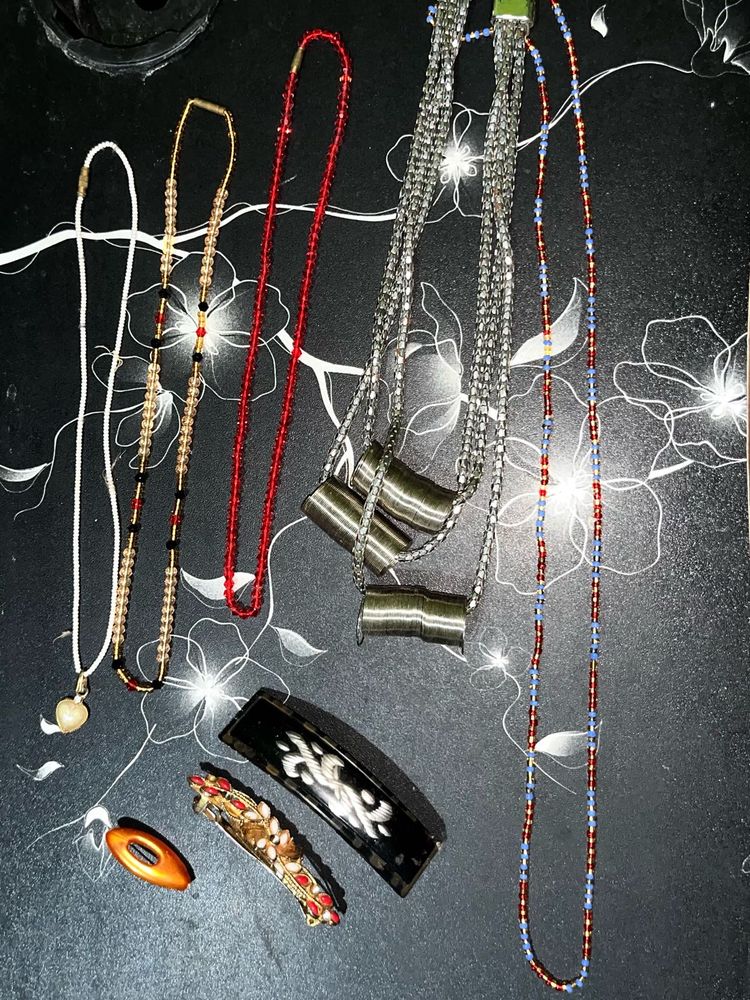 5 elegant neck pieces, 2 hair accessories and a pi