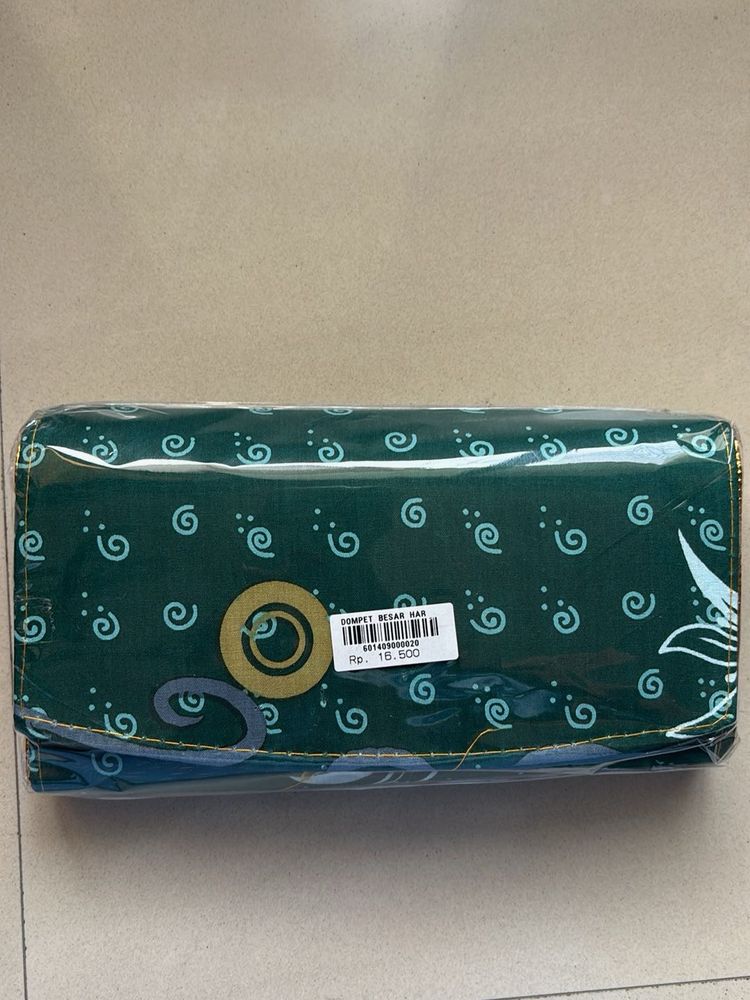 Clutch with golden piping from Indonesia 🇮🇩