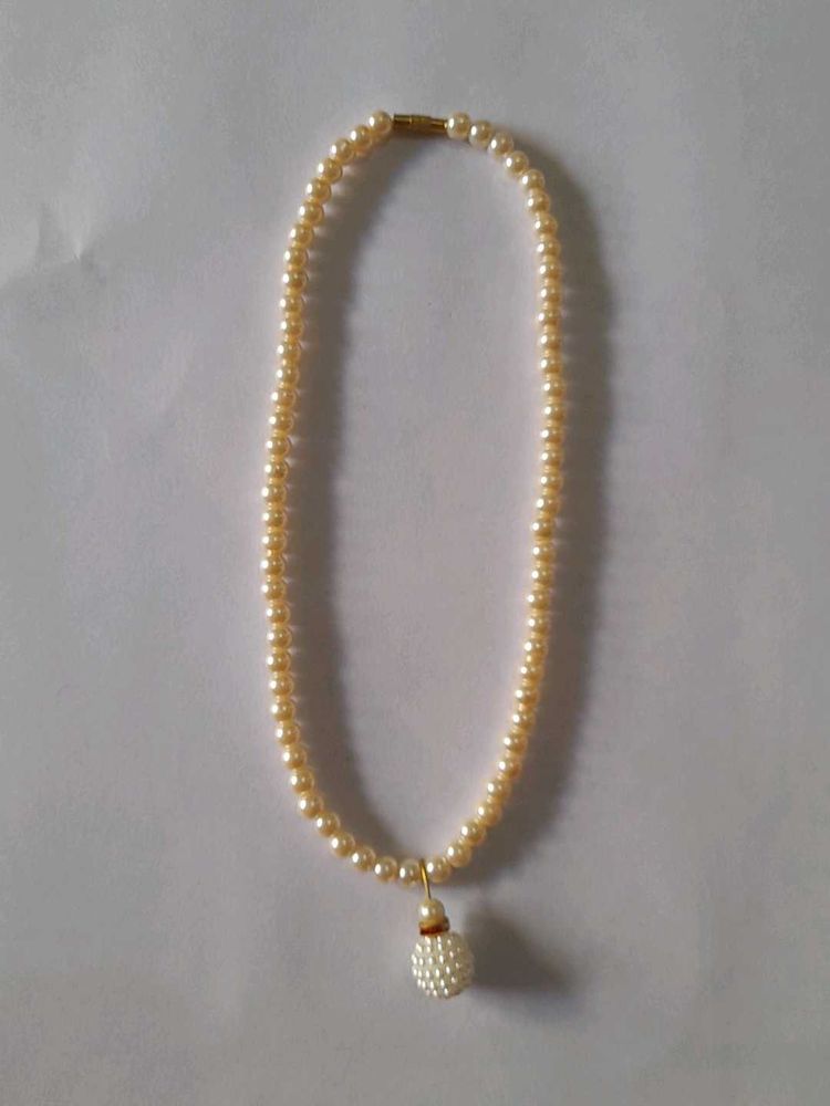 Elegant Pearl Necklace with Pendant