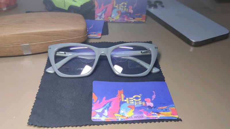 Stylish Grey Cat-Eye Eyeglasses