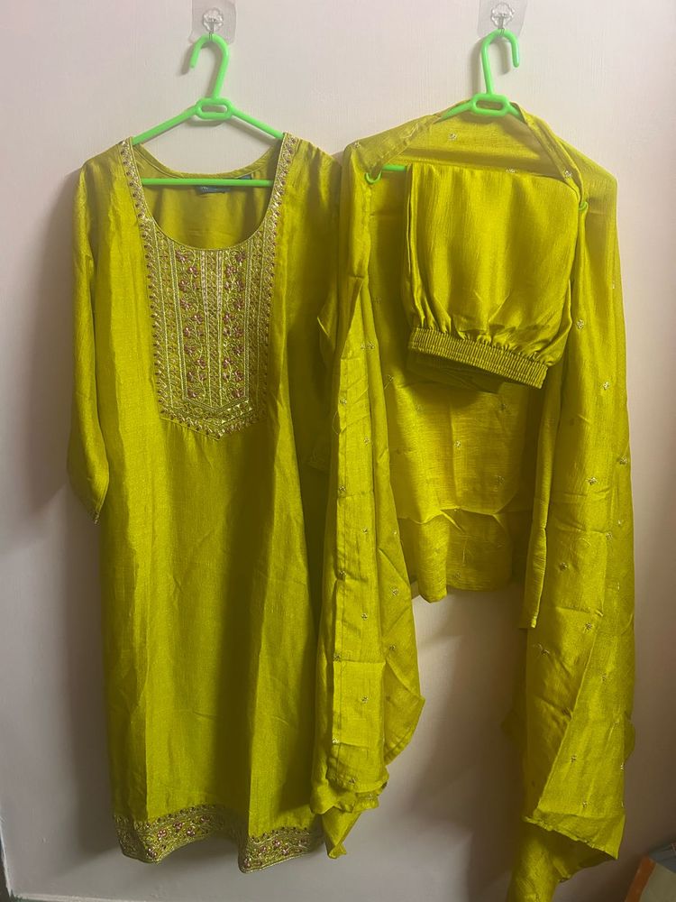Elegant Kurta Set with Detailed Embroidery
