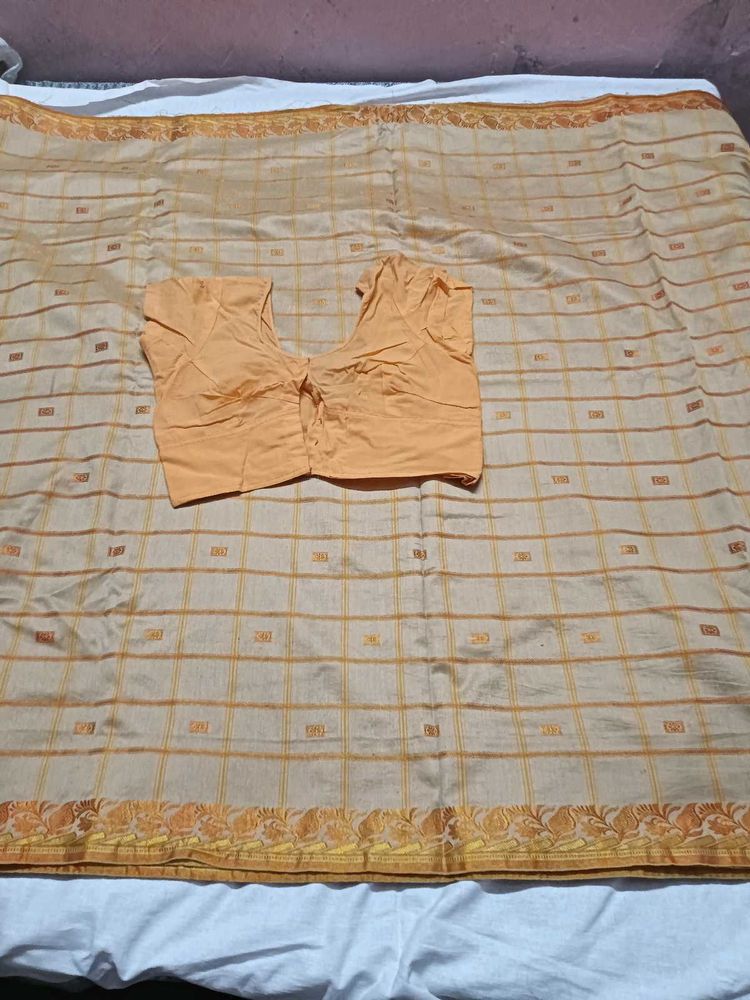 saree with 2 blouse and one extra free