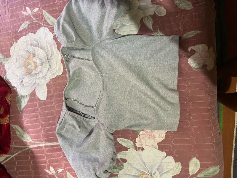 Gray Cropped Hoodie with Zipper Detail