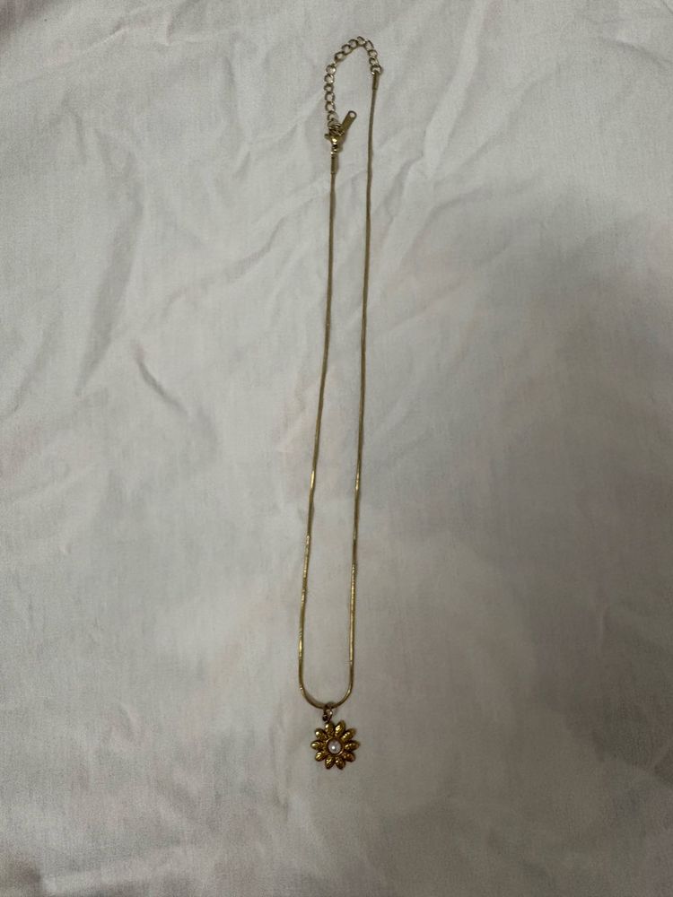 Delicate Gold Flower Pendant Necklace