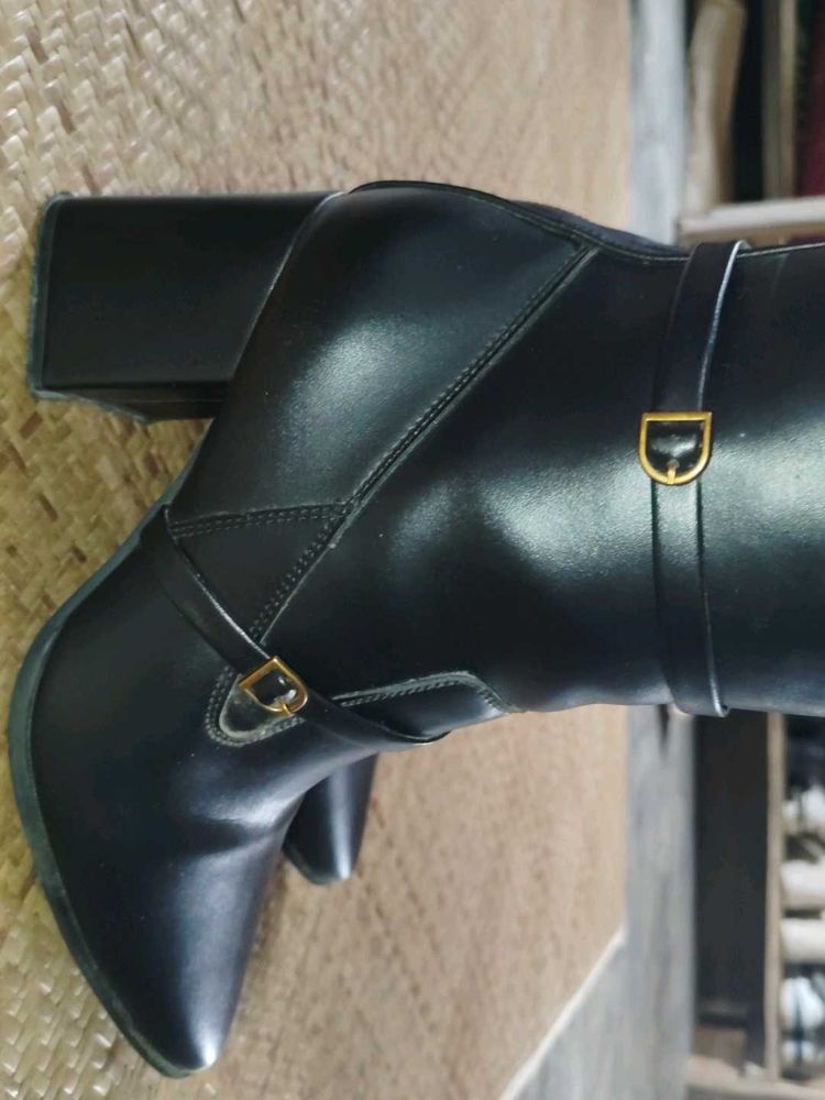 Chic Black Heeled Boots