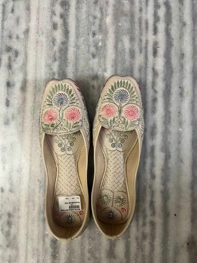 Embroidered Flat Juttis