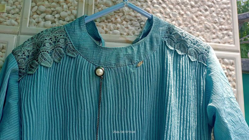 ✨Beautiful top with lace detailing