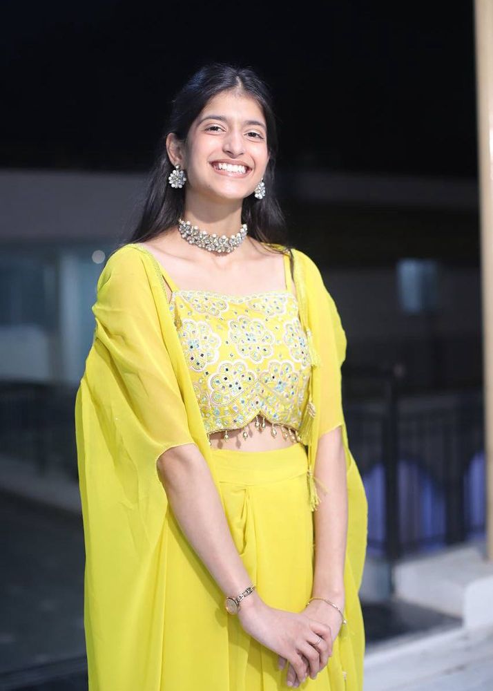 Yellowish green three piece Set + jewellery se