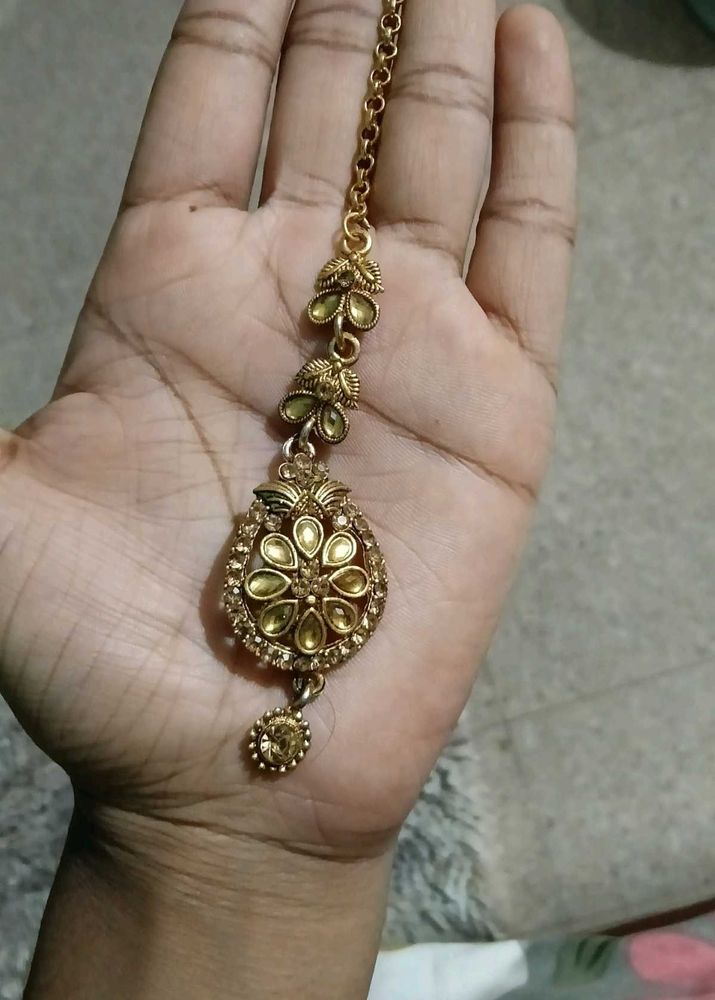Elegant Gold Maang Tikka