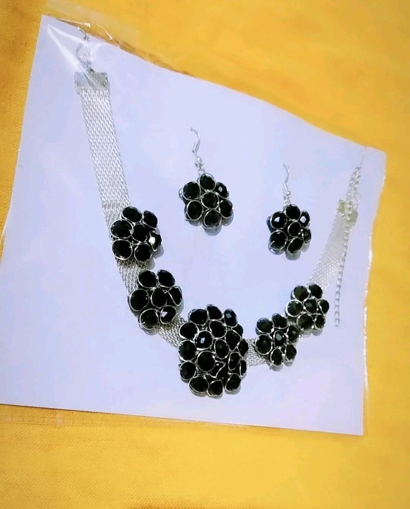Stylish Black Silver Necklace Set...⚫