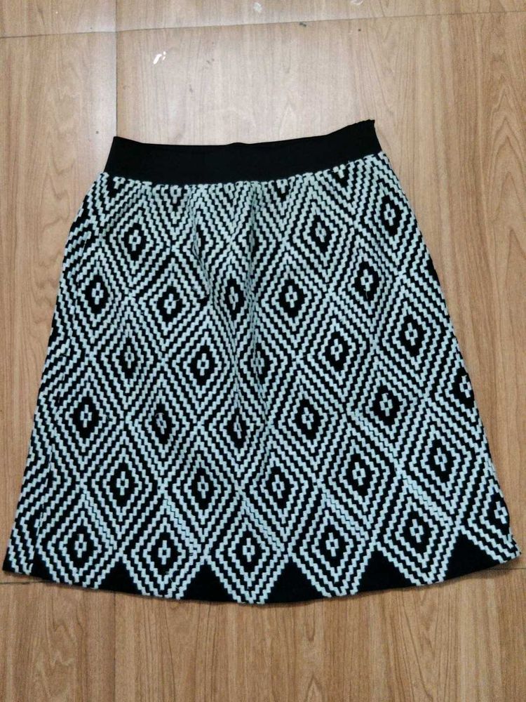 Monochromatic Diamond Pattern Skirt