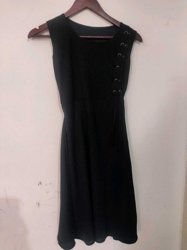 Chic Black Sleeveless Lace-Up Dress