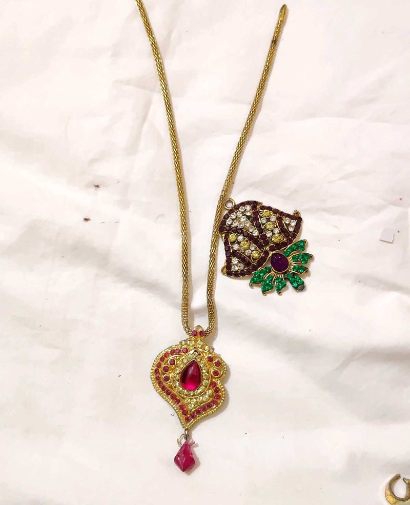 Neckpiece with 2 pendants