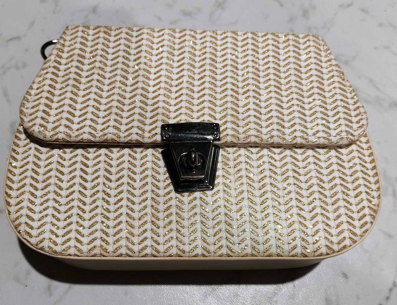 Elegant Off White &amp; Gold Chevron Clutch Bag