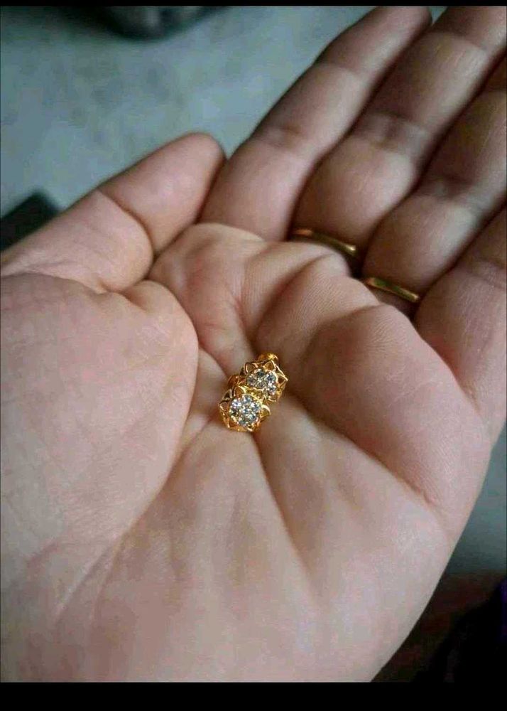 Elegant Gold Stud Earrings with Diamonds