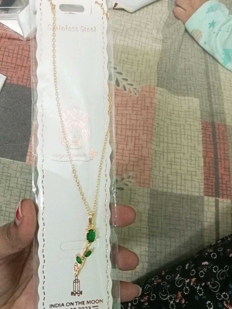 Elegant Gold Necklace with Emerald Stone
