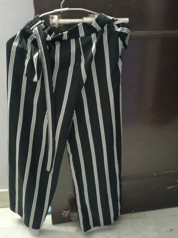 A very light stripe lower pant