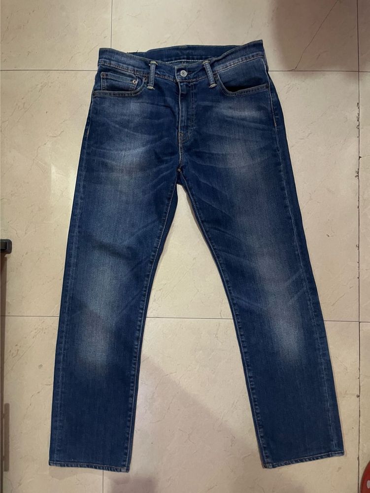 Levis Straight Fit Jeans