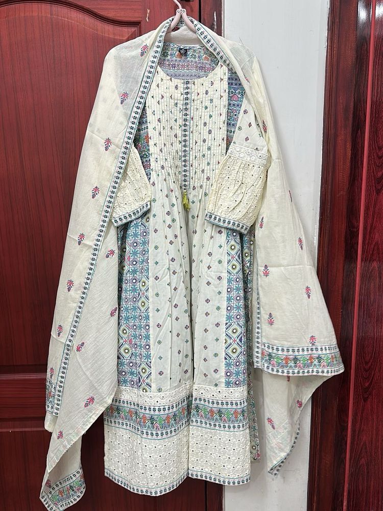 White Ethnic Kurta Set with Mul Dupatta