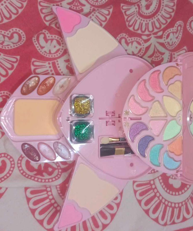Sweetheart Makeup Kit - Heart Shape
