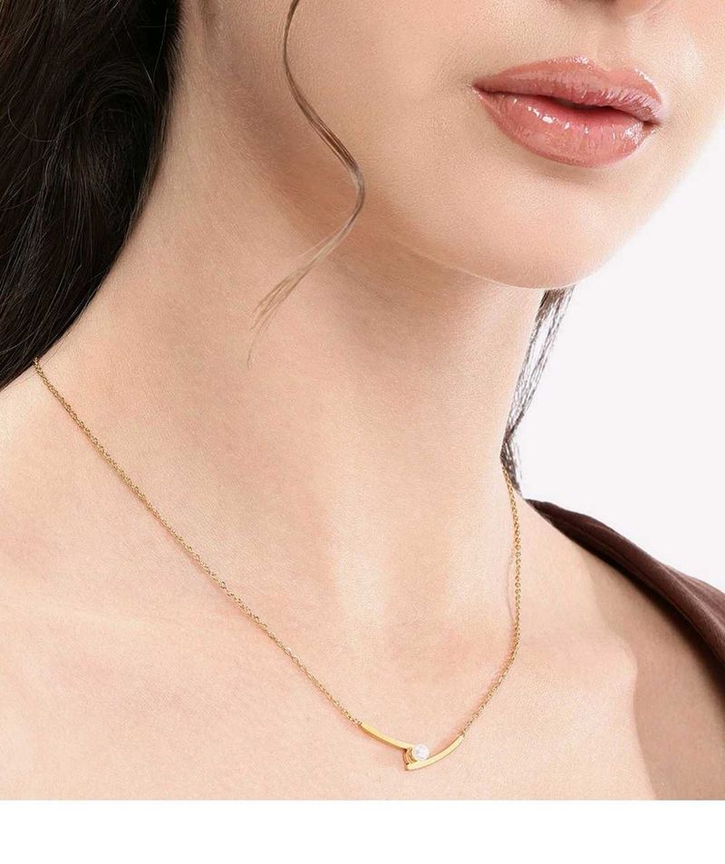 Elegant Pearl &amp; Gold Tone Necklace