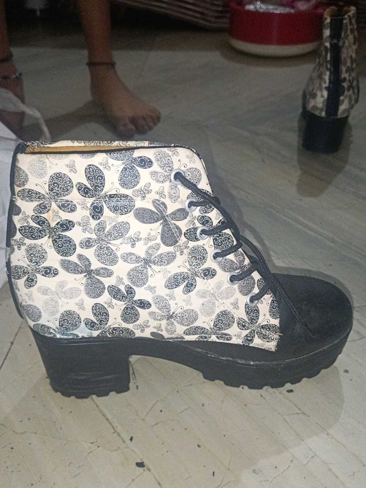 Stylish Women's Lace-Up Boots