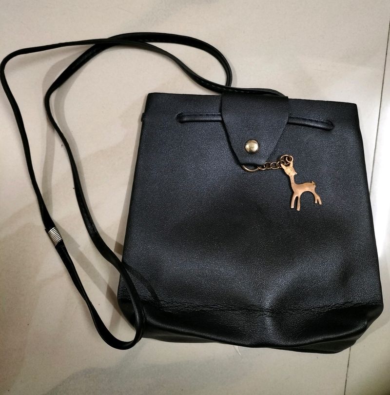 BLACL SLING BAG