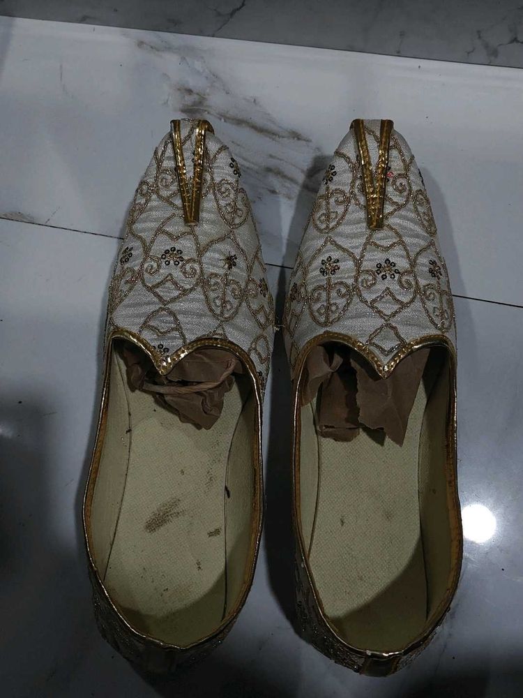 Embroidered Ethnic Mojaris Men