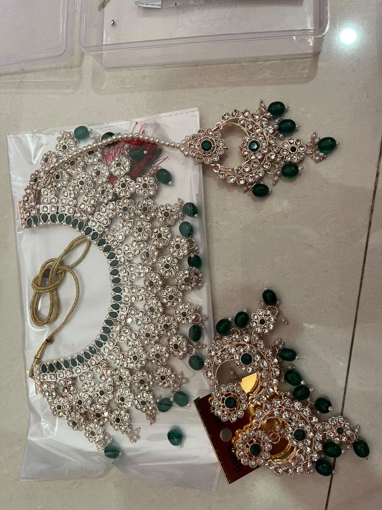 Stunning Kundan &amp; Emerald Necklace Set