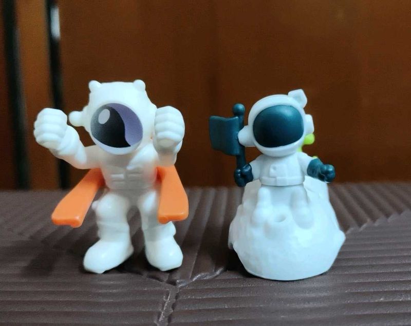 2 kinder Joy Astronaut Toys