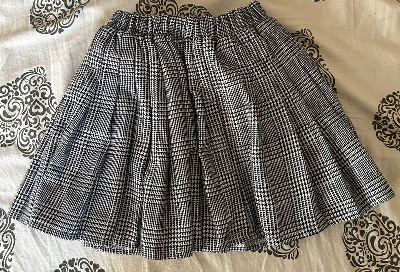 Black and white Flared Mini Skirt. Size - 25
