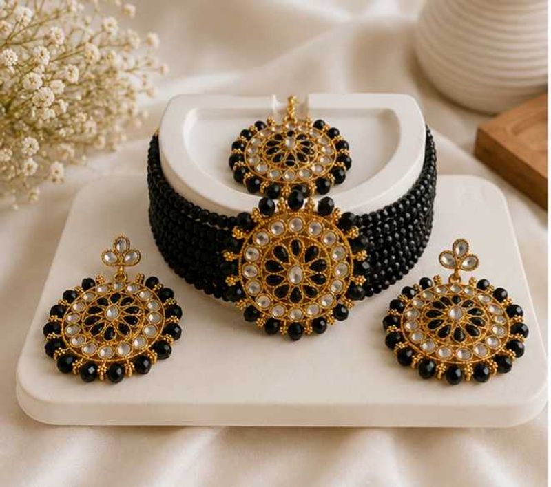 Elegant Black Kundan Necklace Set