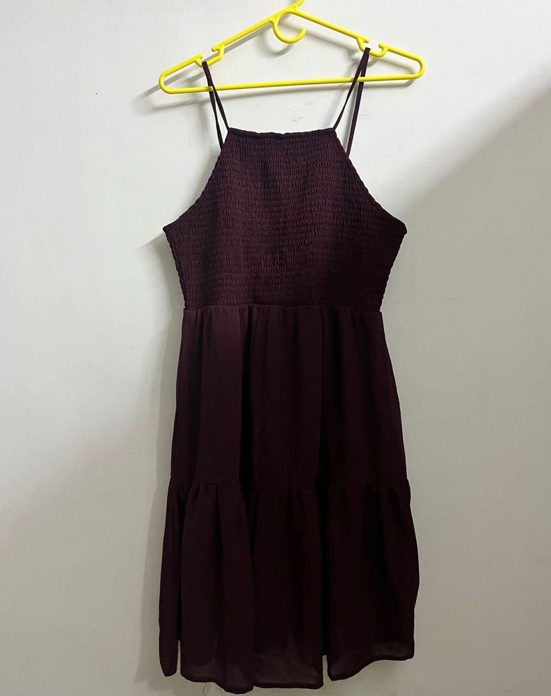 Chic burgundy backless flowy dress