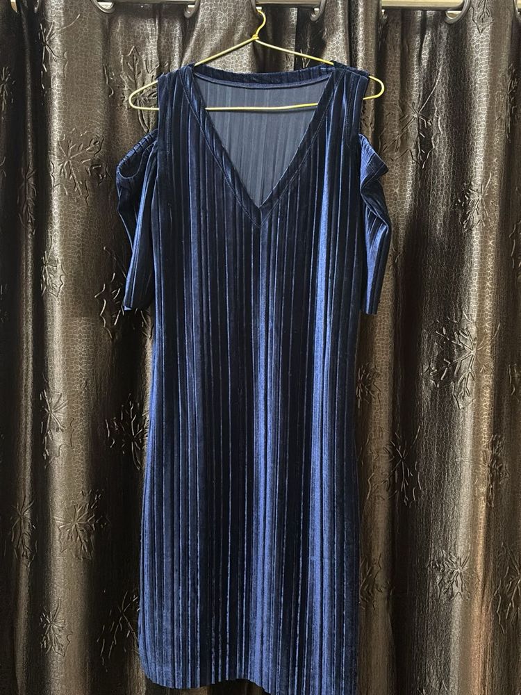Elegant Navy Blue Velvet Cold Shoulder Dress