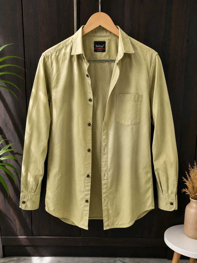 Men's Light Green Button-Up Shirt