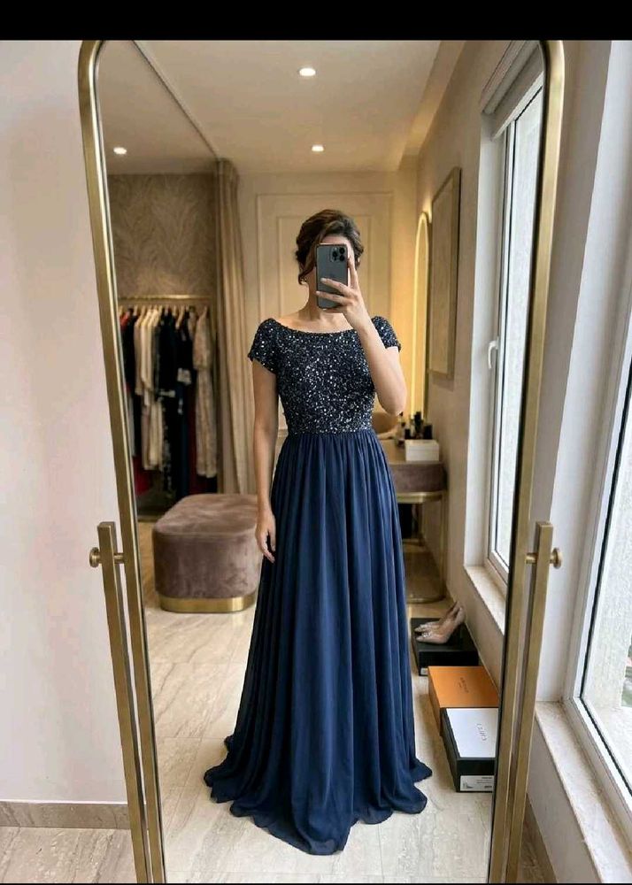 🎀💙Elegant Navy Sequined Evening Gown