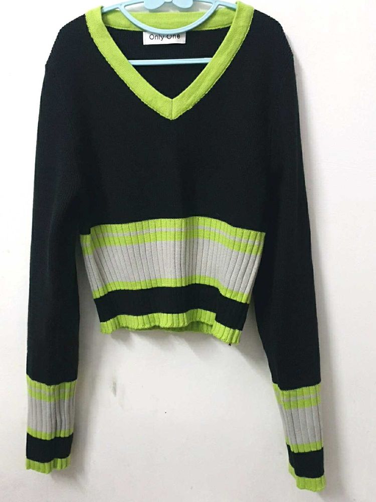 ✅Stylish Black Neon V-Neck Cropped knit top