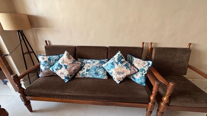 Comfortable 3-seater Sofa with Cushions