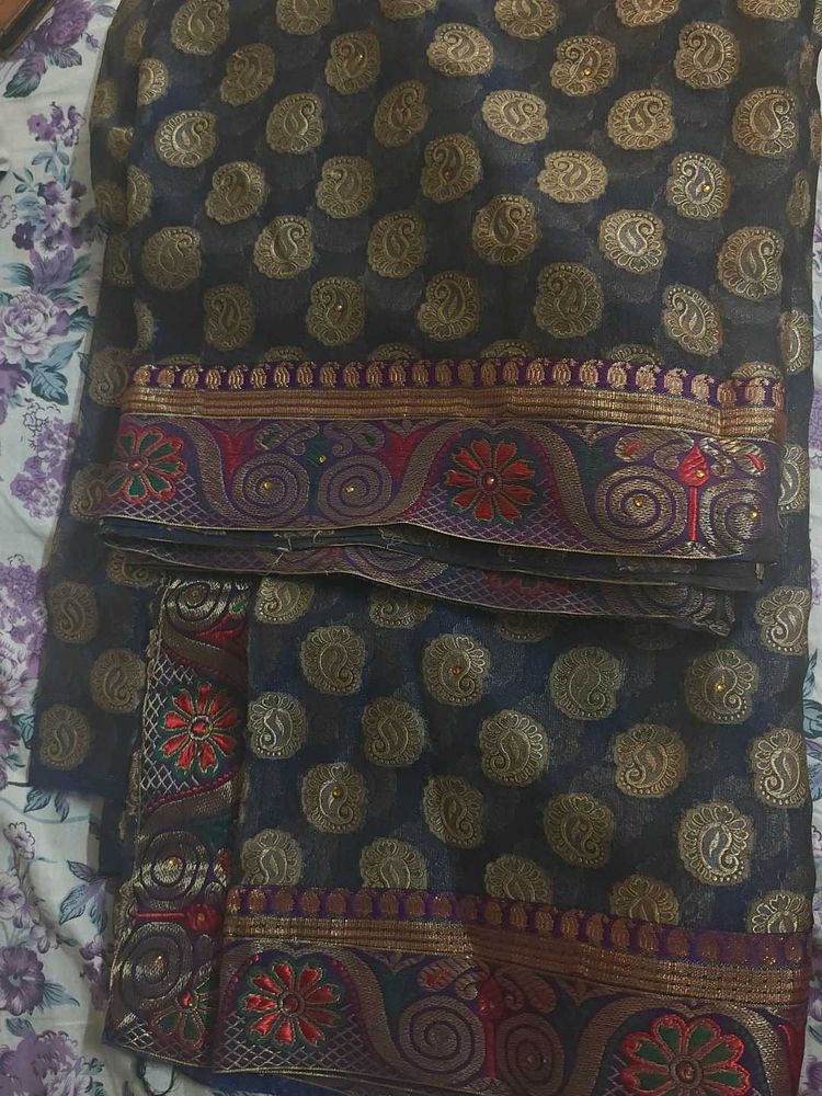 Elegant Paisley Patterned Saree