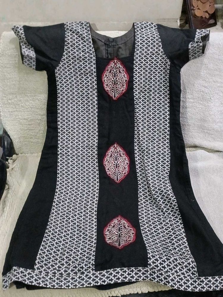 Ethnic Black &amp; White Embroidered Kurta