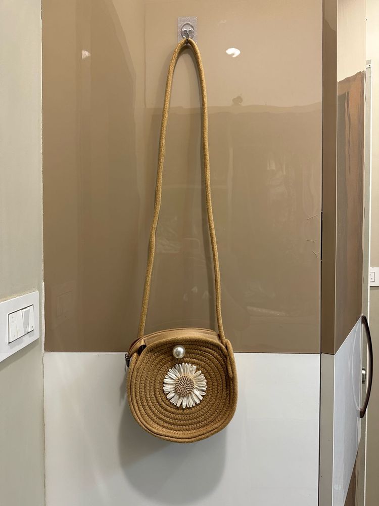Cute Round Crossbody Bag with Daisy